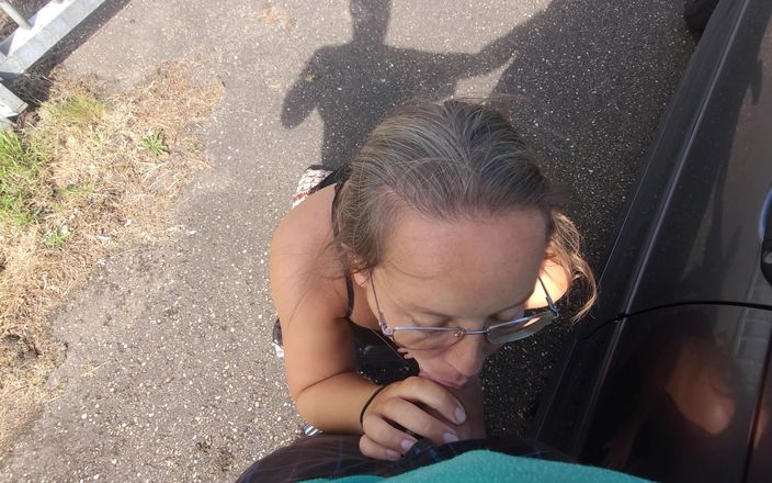 Alison Robell: Suce une bite à côté de la voiture, j’adore la façon...
