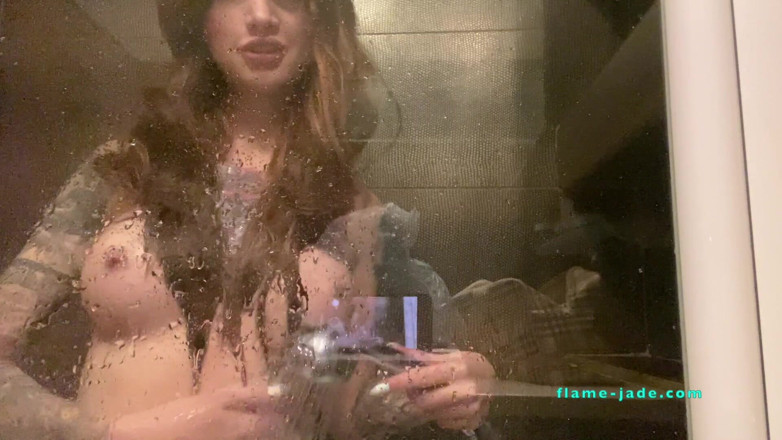 Flame Jade: Plaisir sous la douche avec plug anal