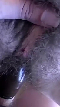 Ragazza super pelosa sbava e sborra sotto l'ascella