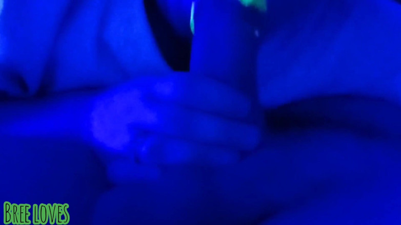 Bree Loves: Slet met neon lippen ontkent sperma in de mond