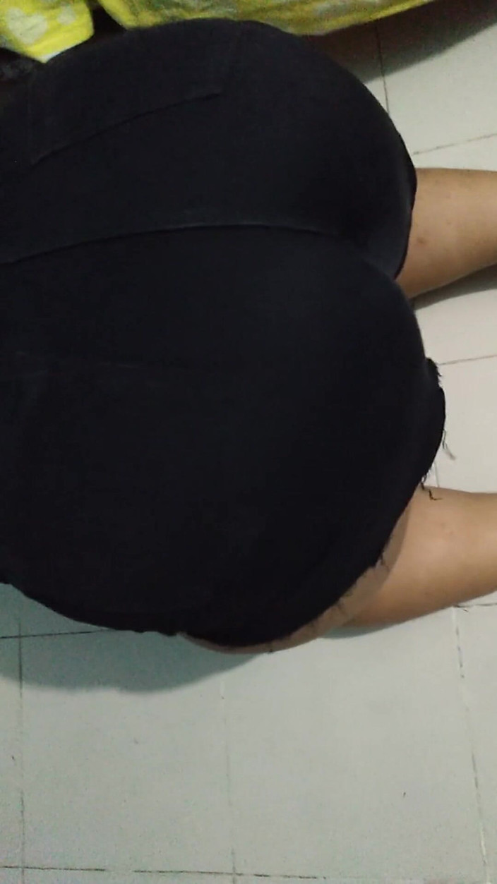 Aria Mia: 火辣继妹抓到我的晨间勃起