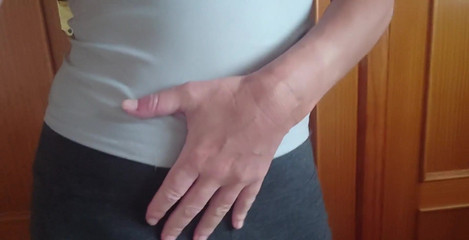 Natalie K: 当我用我的瑜伽裤用手指抚摸我紧致浮肿的阴唇时，向我手淫