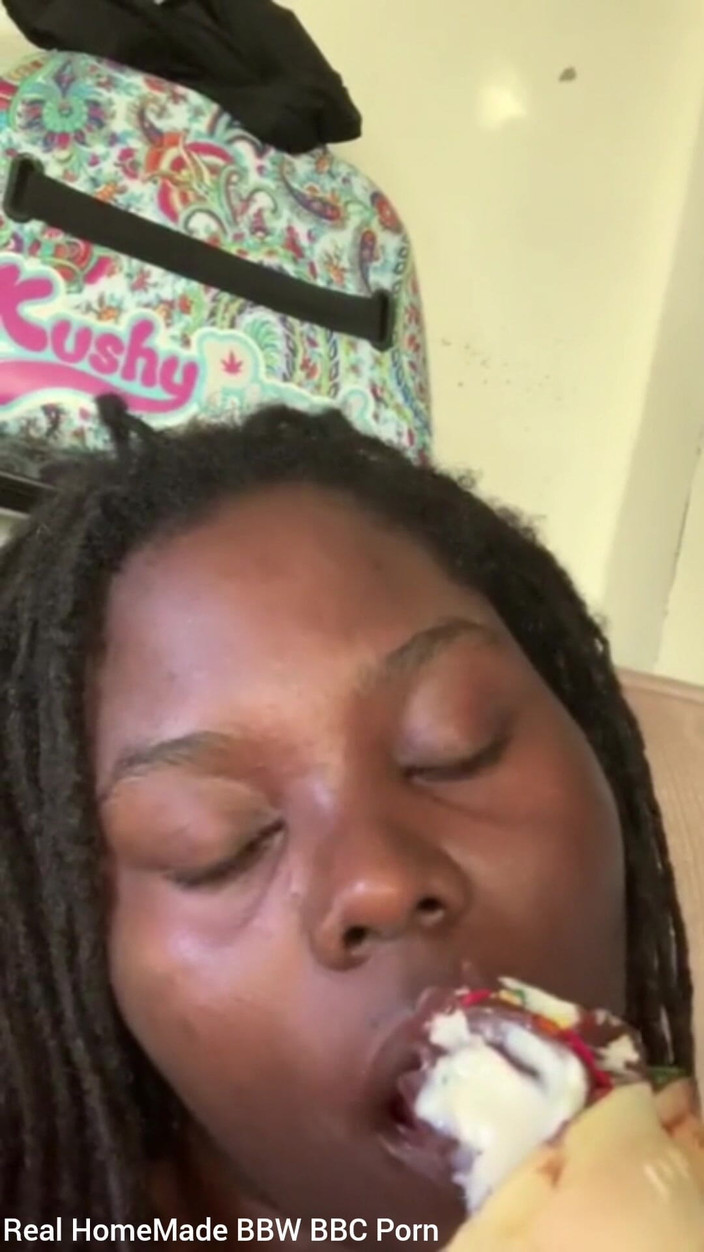 Super sexy ebony cuties: 粉丝请求舔一个洒着冰奶油