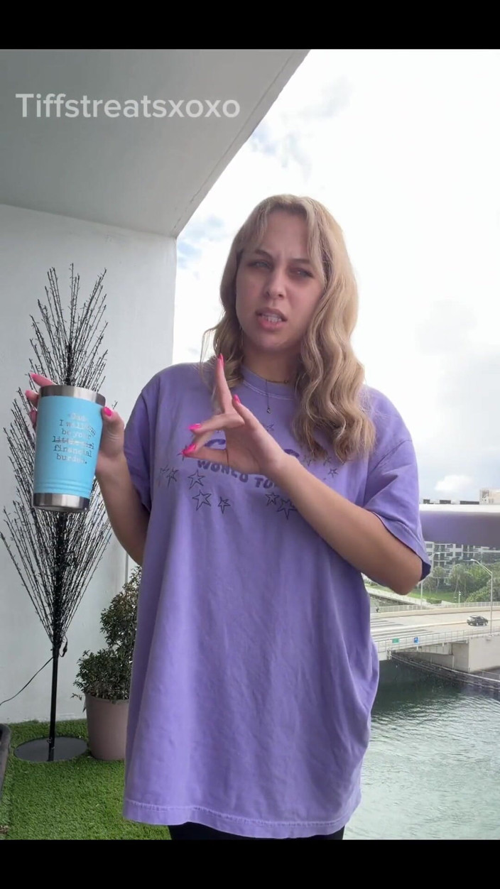 Tiffstreatsxoxo: Pisciare una tazza di caffè sul balcone!