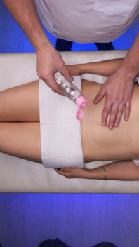 Mmwow! Este massagista pervertido mostrou seu pau e gozou na minha boca (!) Durante minha sessão de massagem! Xsanyany