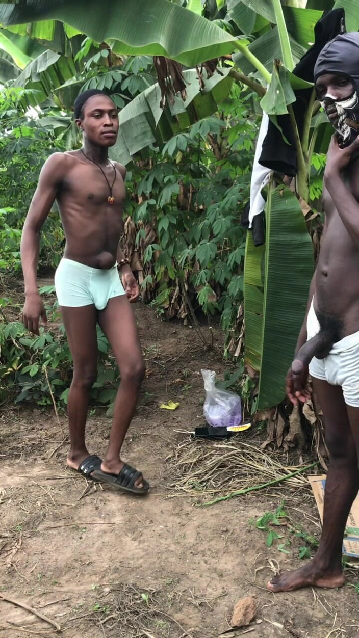 Big Hoss: Twink šuká dva africké topy s dlouhým ptákem sám
