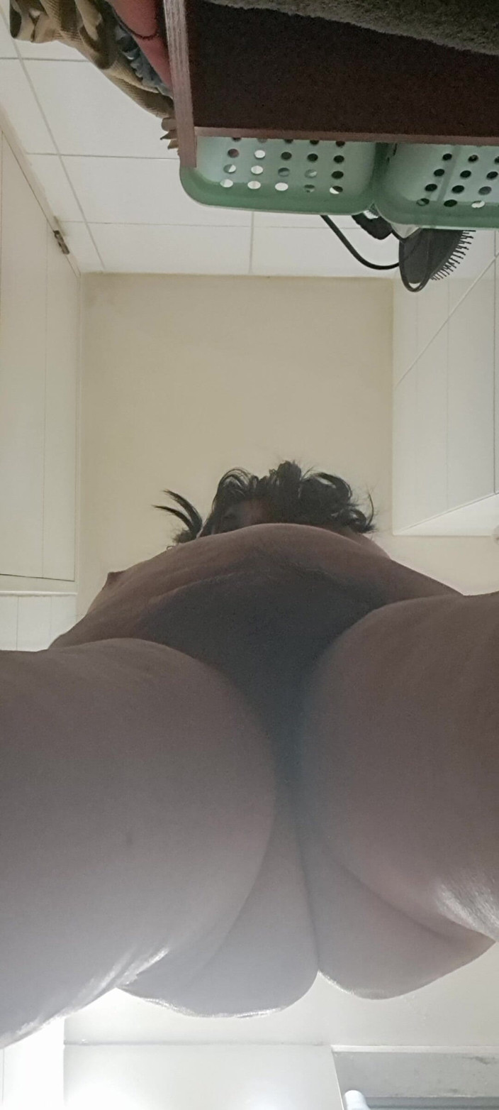 Mommy big hairy pussy: 당신은 몸의 일부를 볼 수 있습니다, 그것은 흐림