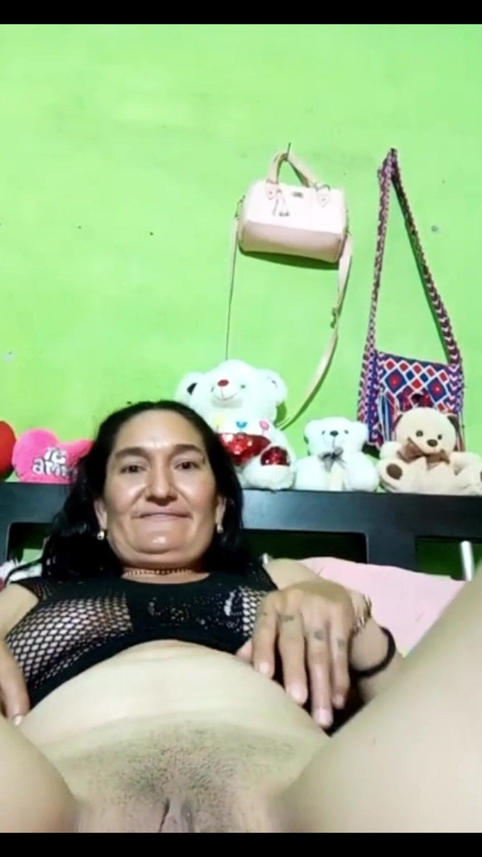 Anny Scorcia: follo 和胡萝卜在我的肛门之间 p2