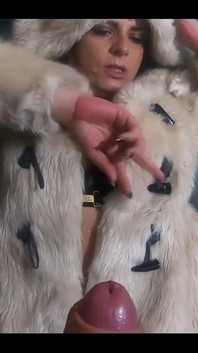 Milfycalla- Šukání obličeje, když nosíte bílý kožich a Ugg Boots 208i Si myslíte, že jste dnes byl špatný muž.