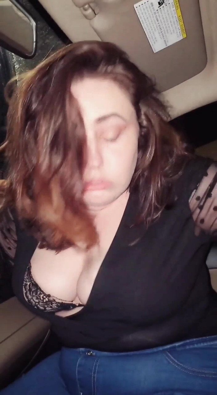 KinkyKatie: 車内でのオーガズムのパート2