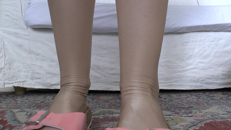 Lady Victoria Valente: Terangsang dari kaki sandalku? Baiklah, lalu di kaki pantyhose saya...
