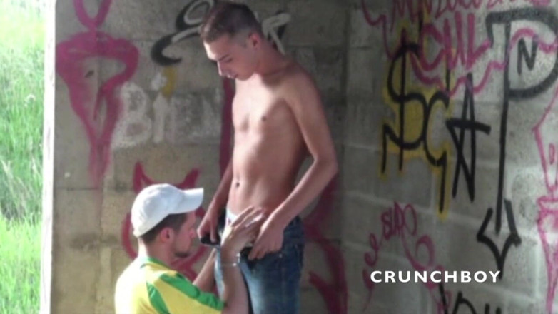 EXHIB BOYS: Dos sexys gemelas francesas follan en un lugar exhib al...