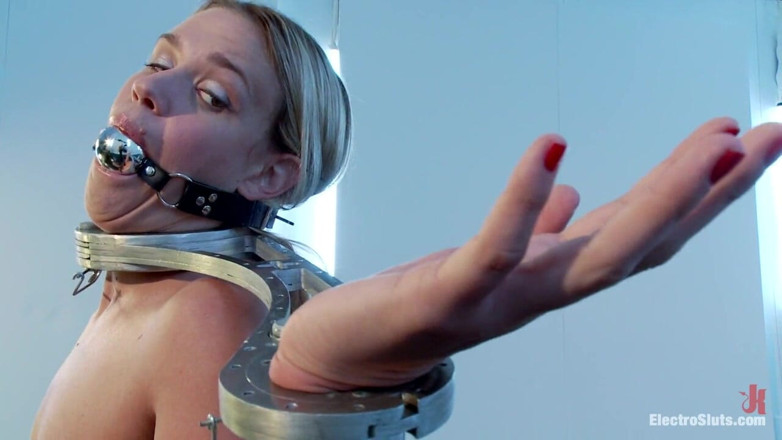 Electrosluts by Kink: Roxy'nin harika elektro sikişi! Çifte penetrasyon yumruk sokma!