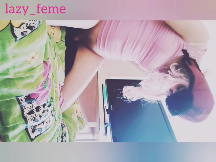 Lazyfeme: Maricas Femboy fazendo sexo com enorme brinquedo panda