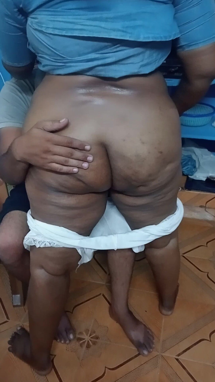 Priya aunty: Dì mũm mĩm nóng bỏng trở lại