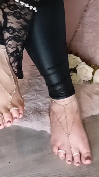 Jeu de pieds sensuel, dentelle noire et bijoux dorés