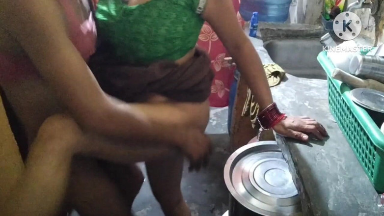 Saxesageth: Çok sevimli seksi Hintli ev hanımı mutfakta seks