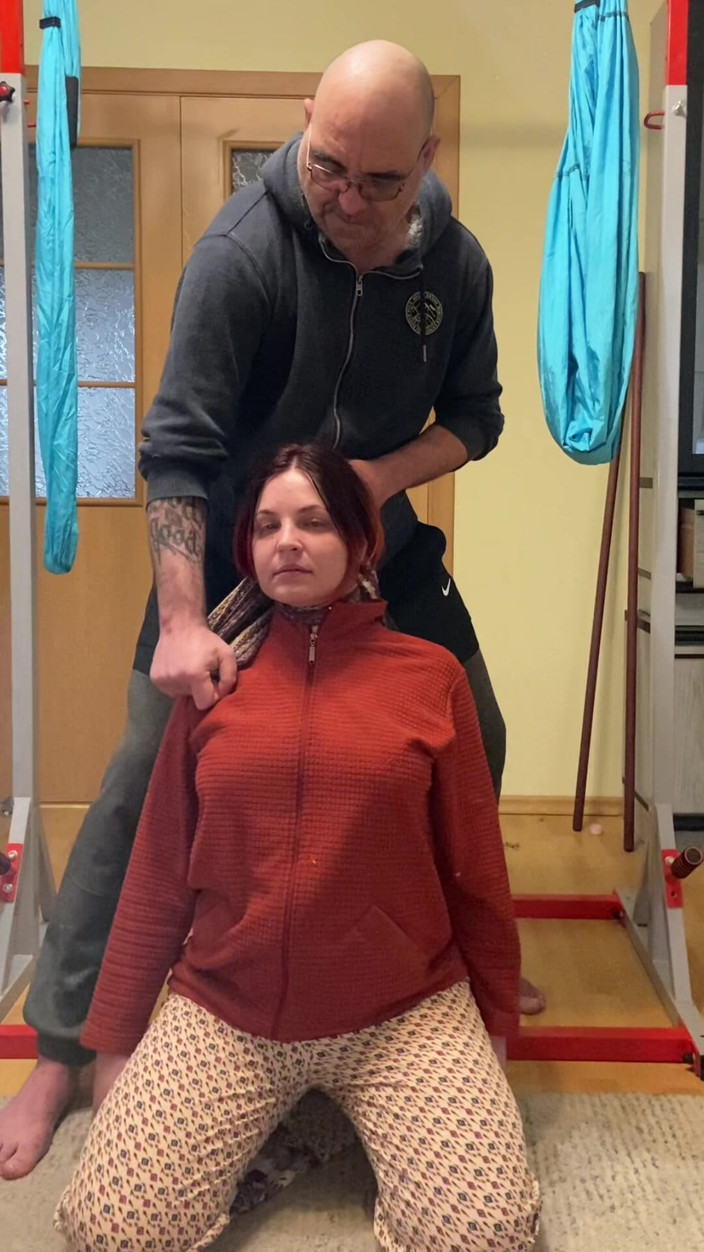 Elena917: Visící na oblečení, dechová hra se šátkem