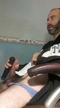 너의 첫 스트립쇼; 내 자지 끝에 진동으로 사정하는 것도 포함되어 있어