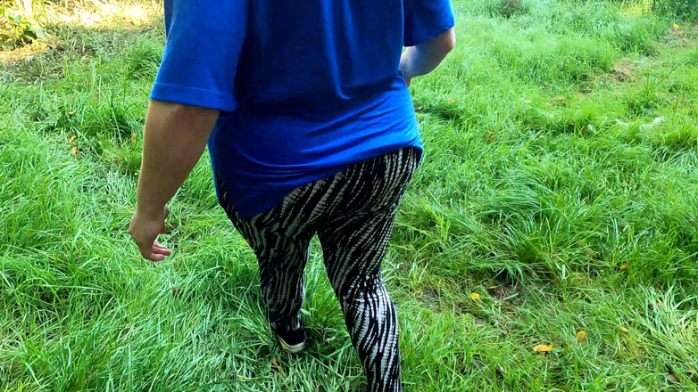 Bouncy Tits Action: Tyłek klapsy bezpośrednio na ulicy