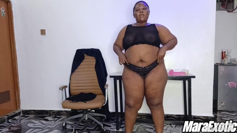 Mara Exotic: Zenci hatun tatlı masa mastürbasyonu ve fışkırtarak boşalma - mara egzotik