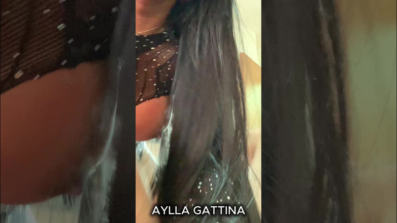 Aylla Gattina: Pelacur nakal ini benar-benar dikokok di sofa