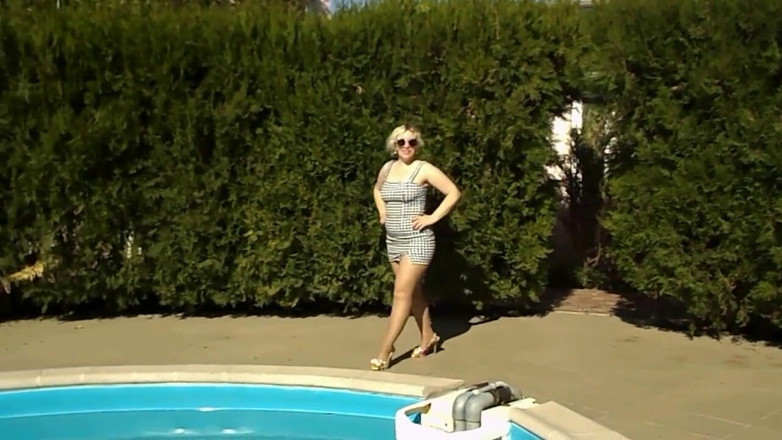Nylon-Heels: Hübsche frau am pool in strumpfhosen und high heels