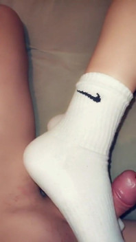 Footjob dengan kaus kaki panjang dan crot di kaus kaki