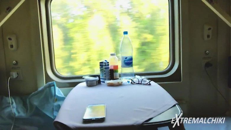 Extremalchiki: Gêmeos nus fodem no trem