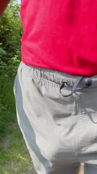Es de 26º C. en mis pantalones cortos y sin usar ropa interior. Mi top, también se quita