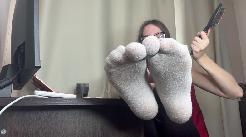 Skinny_lady69: Tortre solletico, spazzola per capelli e spazzolino da denti sui...