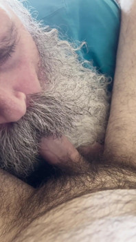 Hobo děda saje chlupatou kundičku.