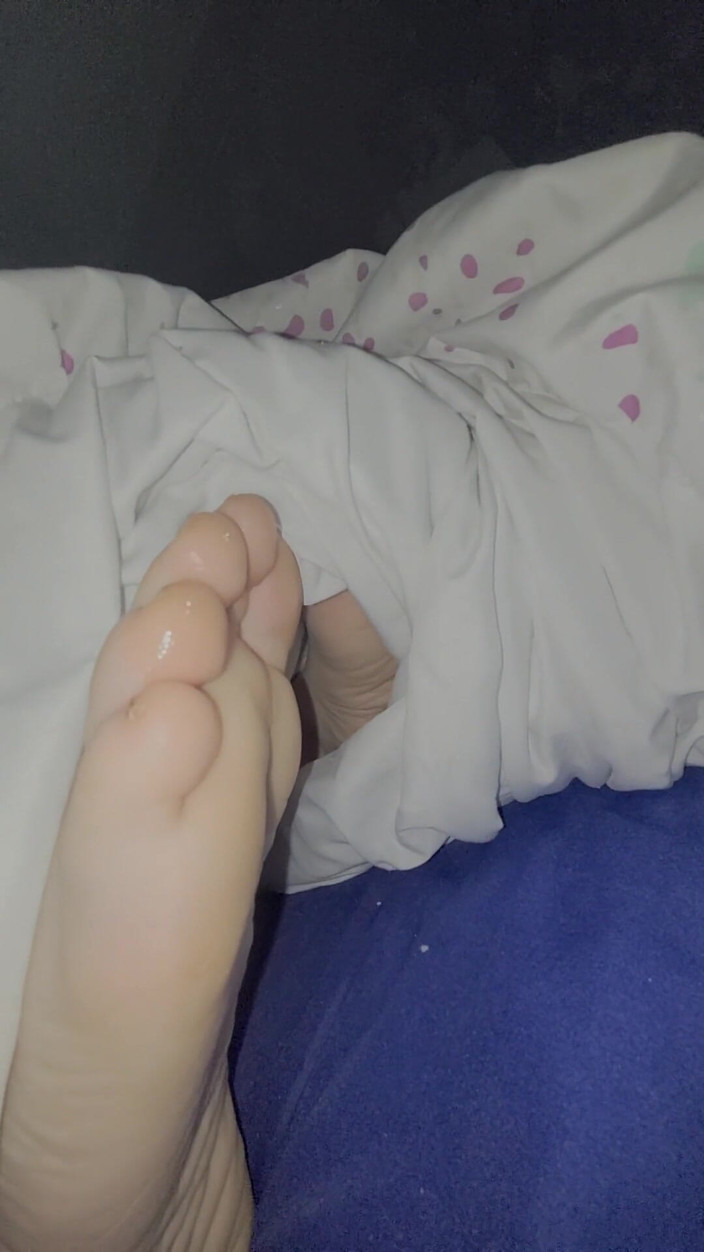 On cloud sixty nine: Lambendo os dedos da esposa na cama