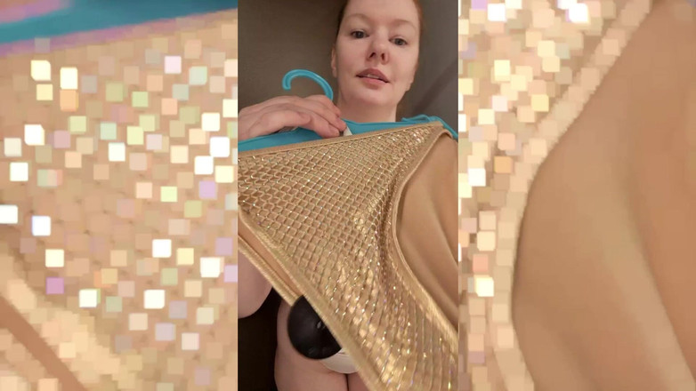 Lady Inari: Essayage - Maillot de bain doré dans le dressing
