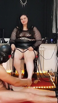 Stăpâna brunetă dominantă își chinuie sclavul supus