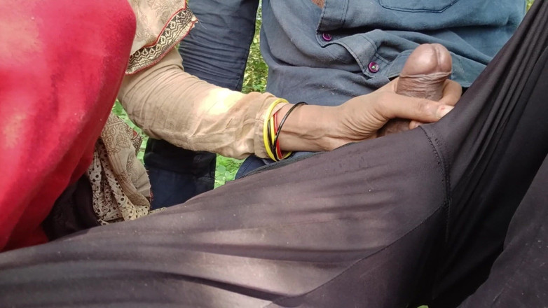 seema: OutDoor Bhabhis bröst kommer ut