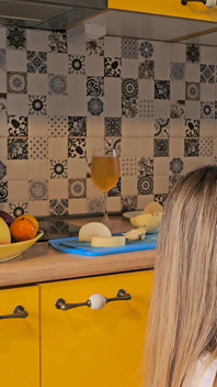 Amatör ev pornosu. Ateşli Asyalı ev hanımı mutfakta sikişiyor