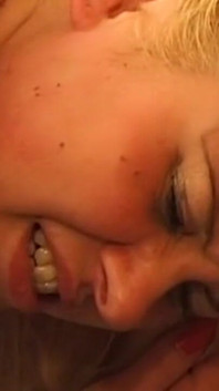Die vollbusige blonde MILF bekommt ihren arsch in doggystyle behauptet