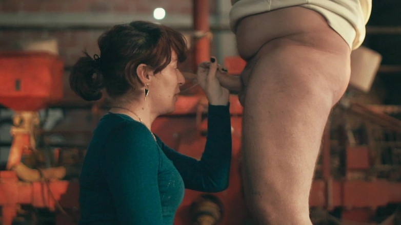 RedLili: Hombre gordo follando una pequeña chica femboy en la granja