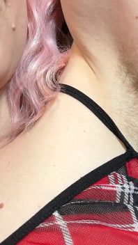 Amatérská dívka předvádí své chlupaté tělo