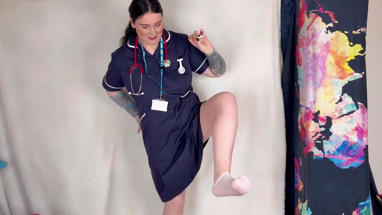 MissFFW: L’infirmière FFW s’étouffe sur une cigarette et de la pisse