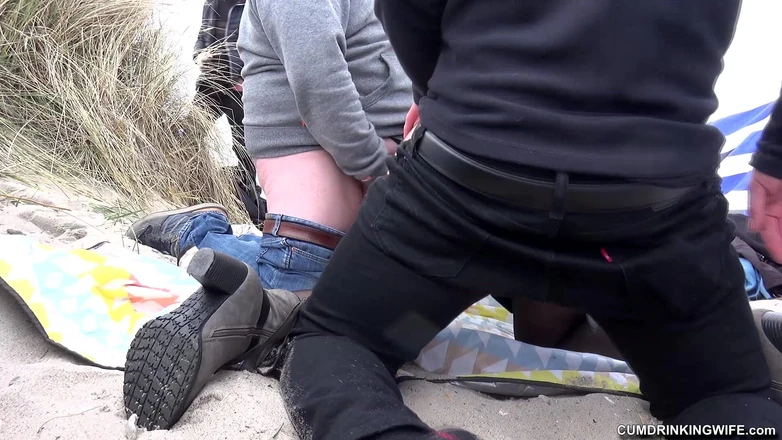 Cumdrinking Wife: Gangbang od Šest cizinců na pláži