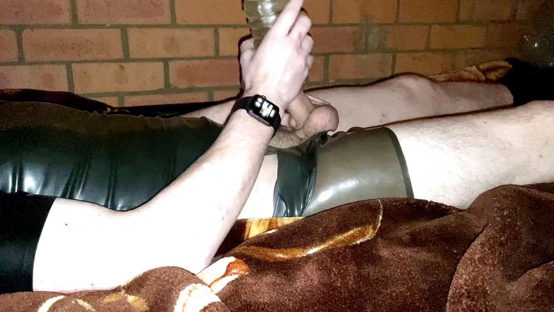 Aussie bi boy: Clear TPE Fleshlight masturbare și spermă în latex pe pat cu apă