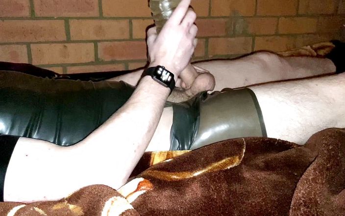 Aussie bi boy: Прозрачный TPE Fleshlight дрочит и кончает в латексе на комбайне