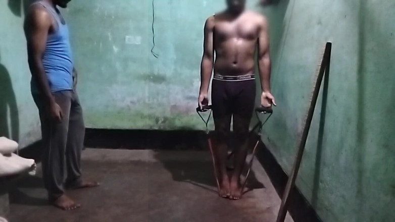 Desi Tits: 第一次健身男孩做爱自慰
