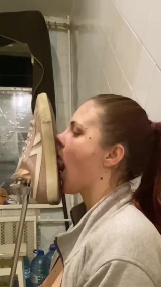 Elena917: Licking shoe soles from fuck machine