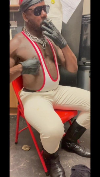 Brodyjayrichardson: 黑人健美者吸烟，姿势，肌肉弯曲 &.卡明