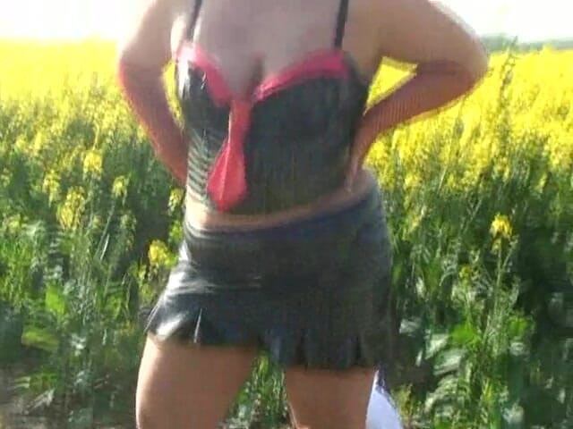 Anna Devot: Annadevot - Mudança de roupa no campo de canola