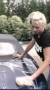 Incrível loira com peitos enormes toca sua buceta apertada enquanto lava o carro