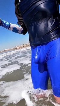 Cowok dan cewek sange ini lagi asik ngentot kontolku pakai celana spandeks basah di pantai
